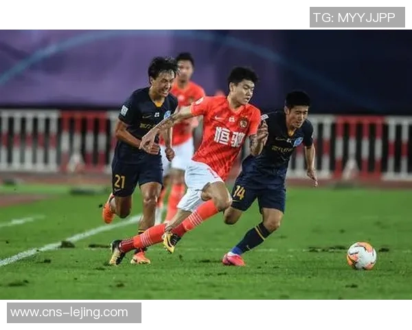 富力足球队奋勇争先展现团队精神力争新赛季佳绩